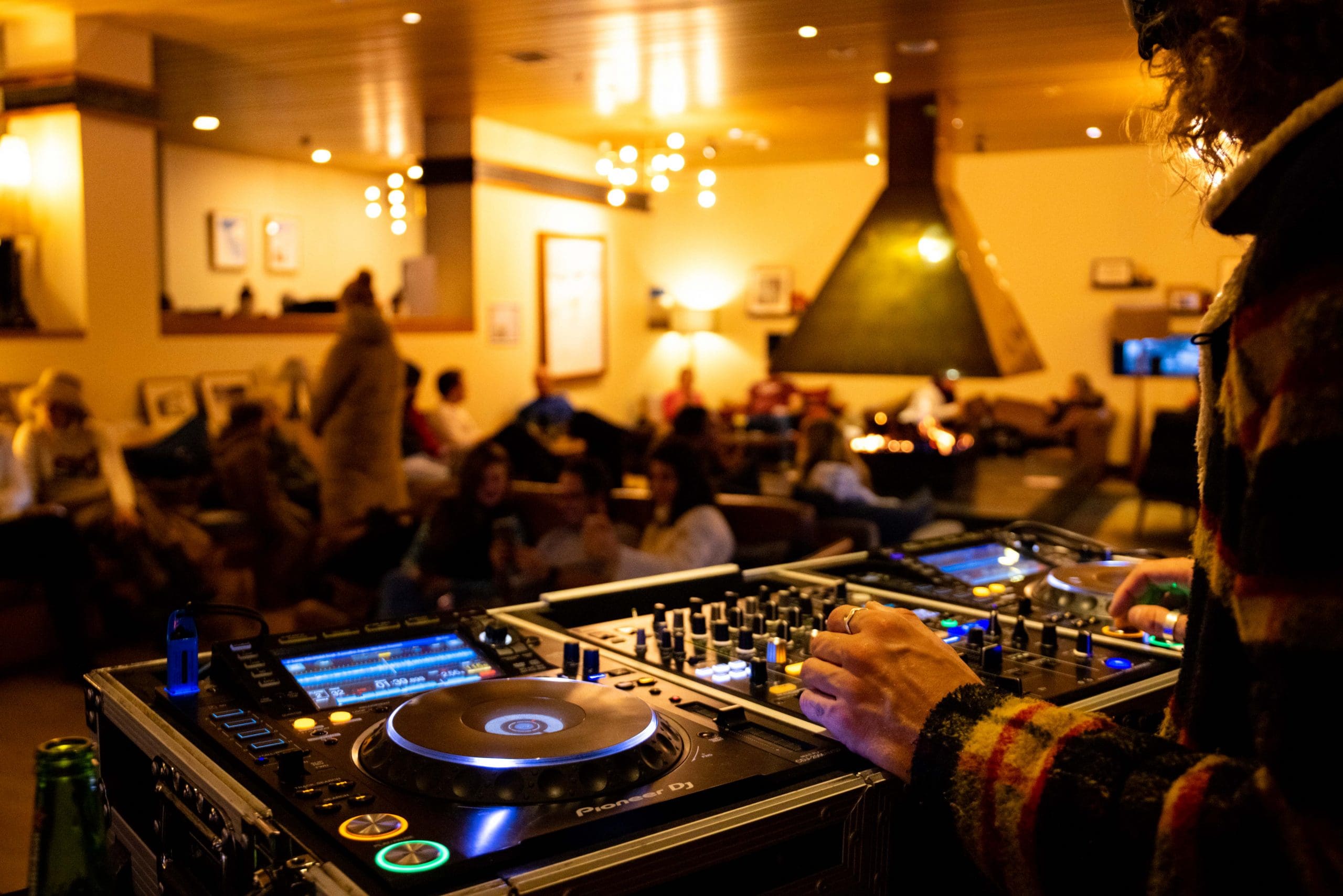 DJ-in-The-Lounge-Bar-scaled